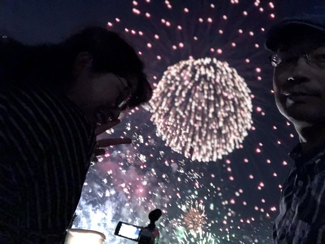 2019年8月10日 なにわ淀川花火大会に行ってきました。<br /><br />毎年、多くの人出でにぎわう淀川花火大会。<br /><br />人混みと行列と並ぶことが嫌いなので避けてきた<br /><br />花火大会ですが、一度は見といたほうがいいといわれ<br /><br />どんなもんなのか? 行ってきました。<br /><br />せっかく言って見られないのは嫌なので<br /><br />チケットぴあで有料観覧シートを購入しました。<br /><br />狭いのも嫌なのでテーブル付きの席にしました。<br /><br />10000円×2<br /><br />花火のスタートは19:40ですが、チケットには<br /><br />17:30までに来ないと入れないかも?とか書いてます。<br /><br />なにせ60万人が押し寄せる花火なので、<br /><br />15:30に大阪駅でツレと待合せました。<br /><br />早いかと思いきやおそらく花火大会に向かうであろう<br /><br />浴衣の若者たちがたくさん見受けられます。<br /><br />中略<br /><br />花火の終了が20:40で大阪駅到着が22:40でした(´;ω;`)