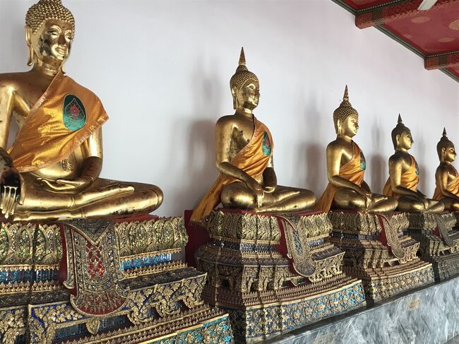 微笑みの国 タイランドへ<br />アクシデント続きのタイはイタイ(>_<)です。<br /><br />①成田空港での出発が1時間遅れ(時々あるのでこの程度はご愛嬌)<br />②タイ(ドンムアン空港)のピックアップテーブルでバッグが見当たらない(◎_◎) 初のロストバゲージか!?<br /> とりあえず、空港クルーに『バッグがないですぅ!』コールしたら、長身のお兄さんがどっかから探してきてくれた。どうやら誰か間違えて、キャリアの違うテーブルに戻したみたいでそんなこんなで1時間のロス<br />③手配した迎えの車が渋滞で1時間遅れ。←実際は①+なので2時間<br /> 早速バンコク名物の渋滞の歓迎。でも、ドライバーの謝り方が真剣なので許す。車内で急に日本語で『じゅうたい!じゅうたい!』と言って自分のせいじゃないコール。OKわかったからもういいよ!<br /> 車もSUVでスピ-ド出すけどドライバーのテクがあって安心感、◎<br />④スクンビット・Soi11にあるHotelを予約。チェックインでフロントのタイ美人がタワー2のスイートルームにアップグレードしてくれ、フロアは高いのと低いのとどちらが好きかのリクエストまでもらい、即最上階のFloorへ。①②③のトラブル一気に忘れる(^O^)/<br />⑤翌早朝、現地ツアー参加の為にTAXIで指定されたホテル(到底、徒歩では行けない距離)にAM5:00起き(Hotelの朝食も早すぎて開いていない)して向かって指定のロビーで待っていたのにバックられた(*_*)。ツアー会社の緊急用と通常用と両方電話しても誰も出なくて当日は連絡がつかなかった。(後日、ごめんなさいメールで忘れられていた事が判明。ハイハイどうせ影も頭も薄いですヨ(-_-;))<br />⑥翌日のAM6:40分にHotelのフロントコールからツアー会社が『迎えに来たから行こうよ~』の催促。 どうゆう事(・・?) 日にちも時間も場所もトリプルで間違えたの?? ふざけんな??? 急に行けるか(O_O) <br />『申し訳ないので1時間位 私、待~つわ~』・・・でもね、そんなナツメロより怒りが勝って丁重に、且つ、厳しく断りました。Noと言える自分は偉い(^O^)<br />⑦リセットしてGoogle・Map様をたよりに、あちこちと、BTS(高架鉄道)とMRT(地下鉄)とTAXI、トゥクトゥク&バイクタクシーを使って廻って来ました。(^O^)/<br />⑧宿泊先の近くでトムヤンクンとチョイ辛でココナツミルクたっぷりのグリーンカレーで夕食をすましてHotelに帰ったらカードキーが開かないのでフロントに『Errorになる』と言ったら勝手にカードキーがCheckout されていた(・・;) これまた、どうゆう事( ̄O ̄;) 原因はフロントのインプットミス。受付の痩せ女(チェックインの時は美人に見えた)が、ヘラヘラとDeeply sorry…m(_ _)m。このHotelはドンムアン空港でマスゲームのように集まっていた大陸からの宿泊客がいなくて静かなので気に入ってたのに(>_<)<br />⑨帰国時にホテルをチェックアウトして飛行機の時間があったのでバッグを預かってもらうつもりで立ち寄ったBTSチットロム駅近くのJCBプラザラウンジがタイ王妃様の誕生日でお休みでした(>_<)←『マジですか!』