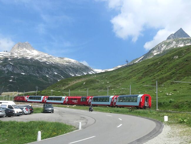 2019年の夏は、2016～2018年に続いてイタリア・オーストリア・スイス・フランスのアルプス地方のドライブ旅行とハイキングに決定。ヴェニスイン、ジュネーブアウトの航空券を購入し、実際の旅程は直前の天気予報を見ながらその都度決めていくことに。イタリア・オーストリアのあとはスイスに入り、ウンターエンガディン地方のグアルダからスタート。氷河急行の路線沿いを走り、スーステン峠を越えてベルナーオーバランド地方へ。グリンデルワルド周辺でハイキングの後、アレッチ氷河に立ち寄ってから、フランス国境に近いヴェルビエまで走り、グラン・サン・ベルナール峠を越えて再びイタリアのアオスタへ。ほぼスイスを東西に横断する5泊6日の旅程となった。本編は、スイス編その３で、氷河急行ルートをさらに西に走り、オーバーアルプ峠を越えた後、さらにスーステン峠を越えてインターラーケンまで走った時の旅行記です。（表紙写真は、オーバーアルプ峠を行く氷河急行）<br /><br />今回の全旅程は以下の通り。<br /><br />7/16 成田ー（OS,ウィーン経由）－＞ヴェニスー(バス）－＞パドヴァ(泊）<br /><br />7/17 パドヴァ市内見学後レンタカーを借り出して、シルミオーネへ(泊）<br /><br />7/18 シルミオーネー＞ガルダ湖畔ー＞モルベーノー＞(オーストリア)ナウダース（泊）<br /><br />7/19 ナウダースー＞（スイス)グアルダー＞アルブラ峠ー＞ランドバッサー橋ー＞ゼードルン(泊）<br /><br />7/20 ゼードルンー＞アンデルマットー＞スーステン峠ー＞インターラーケン(泊）<br /><br />7/21 インターラーケンー＞グリンデルワルドー＞グローセシャイデッグ<br />　　（トレッキング）グローセシャイデッグーフィルストーバッハアルプゼー<br />（ウィルダースヴィル泊）<br /><br />7/22 シニゲプラッテ往復<br />　　 ヴィルダースヴィルー＞カンデルシュテーク<br />　　（エッシネン湖トレッキング）ー＞グリムゼル峠ー＞フィーシュ(泊）<br /><br />7/23 エッギスホルン往復ー＞ブリーグー＞マルチーニー＞ヴェルビエ（泊）<br /><br />7/24 モンフォー往復ー＞グランサンベルナール峠ー＞(イタリア)アオスター＞ラ・トゥイール（泊）<br /><br />7/25 ラ・トゥイールー＞プチサンベルナール峠ー＞（フランス）バルディ・ゼールー＞イズラン峠ー＞ランスビラールー＞モンスニ湖ー＞(イタリア)スーザ(泊）<br /><br />7/26 スーザー＞サンミケーレ寺院ー＞クオルニェー＞ニヴォレット峠ー＞<br />　　　チェレゾーレ・レアーレ(泊)<br /><br />7/27 チェレゾーレ・レアーレー＞イッシメー＞サヴォイア城ー＞アオスター＞アイマヴィル(泊）<br /><br />7/28 アイマヴィルー＞バール要塞ー＞ブレウイル・チェルビニア(泊）<br /><br />7/29 ブレウイル・チェルビニア周辺トレッキングー＞アオスタ空港（レンタカー返却）－（バス）－＞アオスタ（泊）<br /><br />7/30 アオスター（バス）－＞ジュネーブー（OS)ー＞ウィーン(泊）<br /><br />7/31 ベルべデーレ宮殿見学後、ウィーンー(OS)－＞成田(8/1)