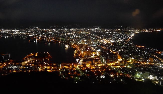 ９日は、ピリカ温泉から大沼公園大沼公園へ寄り、函館まで行き定番の夜景に赤レンガ倉庫でビアホール。翌朝は念願のうに丼を食べるためとお土産を買いに朝市へ行きます。<br />飛行場へ行く前に、最後の観光、トラピスチヌ修道院にも寄ります。<br /><br />2日分をまとめたので写真の枚数が多めです。お付き合いのほどよろしくお願いいたします&lt;m(__)m&gt;<br /><br />ところが、やっぱり無理がありました＾＾<br /><br />2日分をまとめようなんて、それがそもそも無理でした。函館はどこを切り取ってもあっちもこっちもと欲張ってしまう街。<br /><br />タイトルを完にすんな～ですけど・・書き出してしまいましたので。<br />あくまでも、思い出綴なのです。ゆるりとご覧ください。<br />重ねて申し上げます。後、一遍ござります・・