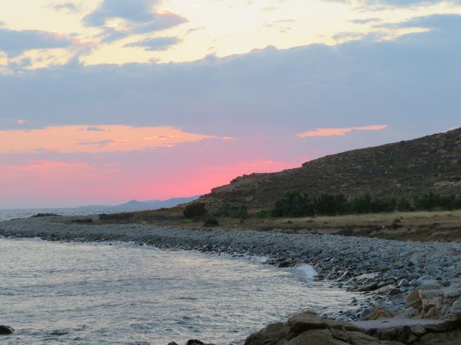 ホテルのレストランで夕食です。夕食後夕陽を見に海沿いまで行ってみました。<br /><br />翌日はホテルで朝食をいただいてから1日フリータイムです。