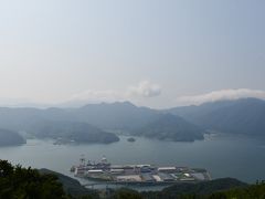 舞鶴湾を見渡す五老ヶ岳と、とれとれ市場