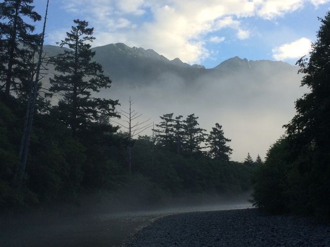 暑い毎日。ずーと前から行きたいと思っていた上高地に行ってきました。<br />上高地に行くには新宿からの夜行高速バス「さわやか信州号」が定番。<br />バスは毎日出発。<br />この繁忙期の料金は片道7,400円。往復14,800円。グリーンカーは片道9,600円。往復19,200円。夜行日帰りにしては少し費用が・・・。夜行バスは40年以上前のスキーで利用して以来なので眠れるかどうか不安・・。齢を取ってトイレが近いので・・・。と躊躇していたけど天気の良いうち、台風が来ないうちに行ってみようと思い切っていくことにしました。<br />渋谷からも出ているのを知り渋谷から行こうと思い、申し込みをするつもりで検索をかけたらある旅行会社のバスツアーがあり、往復10,800円。バスツアーだけど上高地では自由行動、温泉での入浴付きなのでこのツアーに参加することに。<br />■行き 8/7(水)22:45 東京都庁大駐車場集合。<br />■帰り 8/8(木)13:50 上高地バスターミナル集合