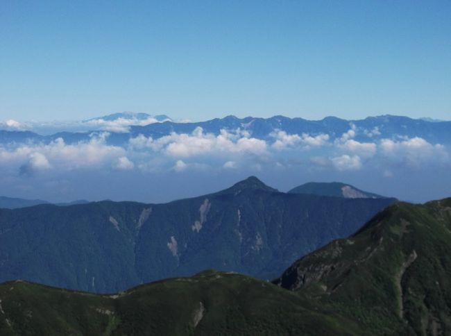 畏友NK氏との夏山、昨シーズンは蝙蝠岳でしたが、さらにひねって今季は奥茶臼山(2,474ｍ)<br />奥茶臼山を知っている人は相当の山通だと思います。南アルプス南部の聖岳や兎岳あたりから西に独立峰のように格好良く見える山です(タイトル画像は昨夏、聖岳から、奥は中央アルプス)<br />一般コースはしらびそ峠からの往復だけ。コースタイムもトータル８時間超。前から気になっていた山をこの際に、というわけ。<br /><br />朝は快晴、見たことない角度からの南ア南部が新鮮で、登高欲をそそります。<br />予想されたこととはいえ、かなり大変な山でした。倒木がいっぱいで迷いそうな場所も結構(実際、下山で複数回迷いかけました)。困難はさほどじゃないですが、とにかく長い。<br />さらにあんなに良かった天気が崩れて、下山の後半は雨。１時間ほどは豪雨に近い感じ。まあ未踏の山をひとつゲットしたのはうれしいですが、奥茶臼山は玄人好みの山でした(山日和の山の日でしたが、会ったのは６人だけ)