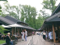 軽井沢のハルニレテラスとアウトレットを観光。