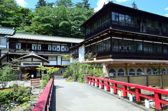 2019年の8月上旬、うだるような暑さの東京を抜け出し、上州(群馬県)北部へ1泊2日の避暑の旅へ。<br /><br />「たんばらラベンダーパーク」でラベンダーの花を楽しみ、上州の真田氏ゆかりの城を巡ったあと、この日の宿がある四万温泉へとやってきました。<br /><br />四万温泉は、標高約700メートルの山間にある温泉街で、四万川の清流に沿って5つのエリアに分かれており、このうち、今回は避暑らしく、温泉に入りながら静かにまったり過ごしたいな~という趣向から、一番奥のエリアにある小さな宿・ひなたみ館をチョイス。<br />また、翌日にはジブリ映画「千と千尋の神隠し」の湯宿のモチーフとしても有名な、老舗旅館・積善館に日帰り入浴も。<br /><br />上毛かるたに「世のちり洗う四万温泉」と詠われる温泉地、さてどんな癒やしが待っているのでしょうか???<br /><br /><br />〔夏の盛りに上州北部へ避暑の旅 アウトライン〕<br />●Part.1(1日目①):たんばらラベンダーパーク(花/ラベンダー)<br /> https://4travel.jp/travelogue/11524388<br />●Part.2(1日目②):沼田城/名胡桃城/岩櫃城(続日本100名城)<br /> https://4travel.jp/travelogue/11525274<br />●Part.3(1日目③&2日目):四万温泉【この旅行記】<br /><br />〔温泉街そぞろ歩き〕<br />●別所温泉(長野県)<br /> 2017/Autumn 秋涼の信州・上田&塩田平をゆく《Part.2》 ~信州の鎌倉・塩田平と別所温泉そぞろ歩き~<br /> https://4travel.jp/travelogue/11516799