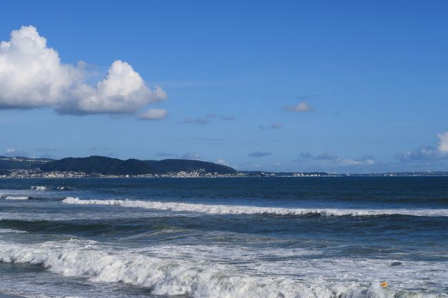 七里ガ浜（神奈川県鎌倉市）へ行ってきました。<br />お盆の夏休みで、みんな帰省してるので関東はすいてると思って<br />行ってきました。<br />しかし、江の島や鎌倉海岸沿いの国道134号線は渋滞して<br />まったく動かなかったです。<br />ここへ出かけるなら平日がベストです。