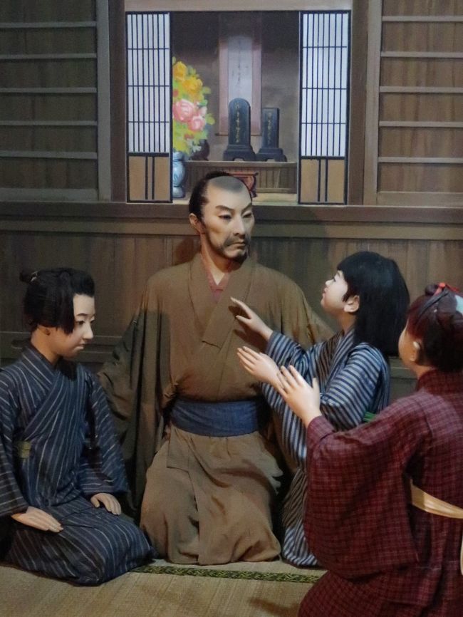 宗吾様のご生涯を偲び、甚兵衛渡し・妻子との別れ・直訴から処刑に至るまでを人形66体13場面の立体パノラマでお楽しみ頂けます。<br />http://sougoreidou.com/ より引用<br /><br />佐倉 惣五郎は、江戸時代前期の下総国佐倉藩領の義民として知られる人物。下総国印旛郡公津村(現在の千葉県成田市台方)の名主で、本名は木内 惣五郎、通称は宗吾(そうご)。 <br /><br />領主堀田氏の重税に苦しむ農民のために将軍への直訴をおこない、処刑されたという義民伝説で知られる。代表的な義民として名高いが、史実として確認できることは少ない。<br />惣五郎を佐倉藩堀田家が公認したことで、18世紀後半に惣五郎物語の形成が進むことになった。 江戸時代後期以降近代にいたるまで、佐倉惣五郎の義民伝説は江戸時代後期に形成され、実録本や講釈・浪花節、歌舞伎上演などで広く知られるようになった。 <br /><br />成田市の東勝寺(宗吾霊堂)によれば、東勝寺の澄祐和尚が公津ケ原の刑場に遺骸を埋葬したといい、寺地内にある現在の「宗吾様御廟」であるという。 <br />(フリー百科事典『ウィキペディア(Wikipedia)』より引用)<br /><br />東勝寺(とうしょうじ)は、千葉県成田市にある真言宗豊山派の寺である。正式には鳴鐘山 医王院 東勝寺。義民・佐倉惣五郎の霊が祀られていることから宗吾霊堂(そうごれいどう)と広くよばれる。千葉県成田市宗吾1-558 <br />(フリー百科事典『ウィキペディア(Wikipedia)』より引用)<br /><br />宗吾霊堂 については・・<br />http://sougoreidou.com/<br />http://www.nrtk.jp/enjoy/attraction/sougoreidou.html