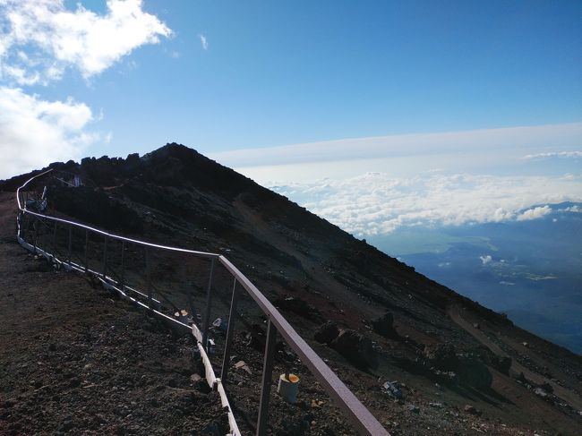 登山中は体調不良気味も有り休憩時間を長く取り時間は懸かりましたが剣が峰登頂を達成しました。下山体力を考慮し御鉢巡り、宝永火口お釜覗きも中止決定、浅間神社郵便局周辺を見て9時前新御殿場5合目下山開始しました。昨日は用心して登った関係で脚、腰等もそんなに悪くなく快調な下山、宝永火口方面との分れから大砂走りルートを今回もとりました。脚腰に負担が掛り難いショックの少ない歩き、休みを取りながらの下山でしたが途中から足首、腰も痛み出し我慢限界に達しました。新御殿場五合目にようやく下山出来ました。