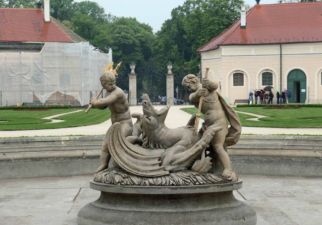 ヨーロッパ4か国の国境越えドライブ旅行(https://4travel.jp/travelogue/11509711)でハンガリーのショプロンに滞在時、旅行案内を見ていると、すぐ近くに「ハンガリーのベルサイユ」と呼ばれる美しい宮殿があることを知りました。ショプロンの東30kmのフェルテード村（Fertod)にあるエステルハージ宮殿で、レンタカーで40分程の場所です。急遽、ホテル朝食を早めに済ませてチェックアウト時間の12時までに宮殿を訪問して戻ってくることにしました。<br /><br />田舎道を走って宮殿に到着しました。宮殿前に無料駐車場があり数台の車が駐車していました。エステルハージ宮殿を見学するには入場チケットが必要です。受付の女性が片言英語で「英語ツアーは12時からで、早朝のツアーはありません」とのことです。内部見学はツアー参加でないとできません。「困ったな」と思っていると、団体さんがやってきました。ハンガリーの方々で、これから内部見学をするようです。団体についていけば、すぐに見学ができます。（ハンガリー語でOK）の条件で、我々２人をツアーに加えて頂きました。説明が分からないのは残念ですが、止むを得ません。ガイドは若い男性でした。ハンガリー語は伝わらないことを考慮して、団体への説明の最後に我々用の英語説明をチョッピリ加えてくれました。粋な計らいです。<br /><br />宮殿のロココ造りと華麗装飾には驚かされました。ベルサイユ宮殿と似ていますが、規模は小さめです。ハンガリー帝国の王子ニコラウス・エステルハージが1763-1766年に造った宮殿で、作曲家ハイドン(Joseph Haydn)が約２０年間滞在し、沢山の交響曲を造った場所でもあります。宮殿のコンサートホールはハイドンが活躍した舞台です。<br />観光地としてあまり知られていませんが、エステルハージ宮殿はハンガリー観光では必見スポットと思いました。