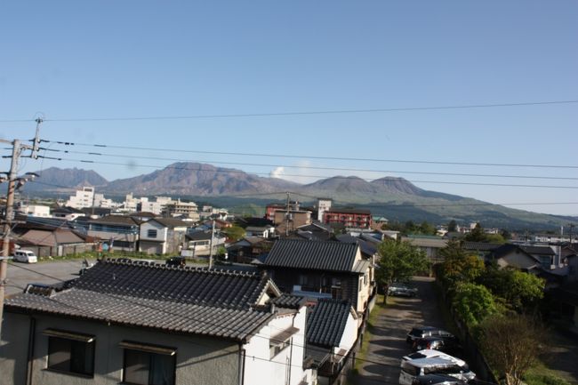 2019年のゴールデンウィーク、九州へ行ってきました。<br />旅の目的は、<br />①九州の廃線跡を巡る。<br />②九州のJRの未乗区間を乗る。<br />③大分県竹田市の街を訪ねる。<br />でした。<br />平成最後の旅は、雨のため、計画通りとはいきませんでした。<br />その3は、内牧温泉散策編です。<br /><br />その1 出発と寝台特急「サンライズ瀬戸」乗車と九州上陸編https://4travel.jp/travelogue/11513982<br />その2 竹田市街散策編https://4travel.jp/travelogue/11516461