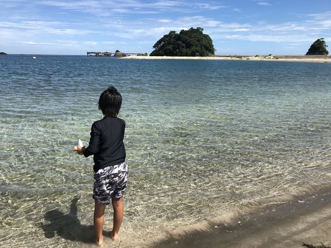 一年に一度だけでも海に行きたい私。『海』より『川』派の息子達を説得して、日帰りで海水浴へ行くことにしました。<br />やはり日本海が綺麗なので、場所は若狭、敦賀、宮津の辺りで検討。平日だし、どこでも良いかなと有名な若狭和田浜へ行くつもりでしたが、駐車場から直ぐのビーチが良いとの意見があり…<br />かなり検索してやっと見つけました。若狭若宮海水浴場。（ビーチから駐車場の距離はネットで検索してもなかなか出てこないから苦労しました）<br />小さいビーチですが、海は綺麗で、かなり空いており、駐車場は直ぐとニーズに合った最高のロケーションで、良いサマーレジャーを楽しめました☆彡