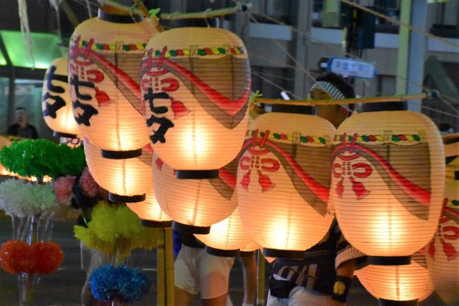 秋田竿燈(かんとう)まつりは、毎年8月3日~6日に開催されます<br />光の穂に見立てた竿燈には、米俵を模した提灯が付けられています。<br />提灯には町内や業種の象徴、風雅、長寿、祝福、子宝、豊作を意味する縁起物など、町民の幸せを願う「町紋」が描かれています。<br />参加団体は町内竿燈が38町内、学校・職場・企業竿燈が36団体。<br /><br />昨年は竿燈の熟練した妙技に感動しましたが、今年は竿燈提灯の町紋や企業ロゴなどをじっくり観覧します。<br />川崎(自宅)から秋田までは、北海道&東日本パスを利用します。<br /><br />なお、旅行記は下記資料を参考にしました。<br /><全体の情報><br />・2019年秋田竿燈まつりHP<br />・第73回竿燈妙技大会資料「出場チーム・出場者一覧」<br />・広報あきたオンライン版「秋田竿燈まつり」より38町内の町紋入り提灯、2014年7月18日号<br />・Gooブログ「提灯で楽しむ竿燈-広く浅く-」<br />・秋田市医師会報「外町の町紋美」<br />・ささはら内科医院「竿燈まつり 8/3~6」より町紋の由来<br />・秋田竿燈まつりツイッター「各町内町紋 解説」@akitakanto、2013年11月25日<br /><個別の情報><br />・三重県観光連盟公式サイト「夫婦岩」<br />・ノースアジア大学「ロゴマーク」<br />・法務局保護局「社明行事 秋田竿燈まつり」<br />・akitafesさんブログ「竿燈妙技大会」より下肴町町紋、2017年8月30日<br />・Facebook「21フロンティア竿燈会」<br />・秋田大学「秋田大学竿燈会」「秋田大学学章」<br />・日本製紙クレシア「日本製紙グループのシンボルマークダイナウェーブ」<br />・国際教養大学「マーク・マスコット」<br />・秋田朝日放送アナウンサー日記「まつりに間に合ったああ!! 山下右恭」、2019年8月8日<br />・名字と家紋「鶴紋」<br />・語源由来辞典「おたふく」<br />・大和ハウス工業「創業50周年を機に新グループシンボルを導入します」<br />・新屋竿燈会BLOG 23の瞳「秋田竿燈まつりパンフレット」、2016年6月21日<br />・七ちょめさんの古い町並みを歩く「秋田市新屋表町の町並」<br />・アーツセンターあきた「アトリエももさだ」<br />・家紋の和市場「丸に右三階松紋」<br />・ウイキペディア「なまはげ」「竿燈」「如意宝珠(火焔宝珠)」「与次郎稲荷神社」「軍配」「保戸野鉄砲町」<br />