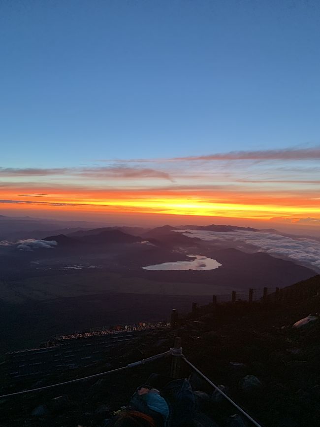 初めて富士登山したのは9年前。<br />その時は、新宿駅からバスで山頂で御来光を見るツアーで行きました。<br />その時は、まだ、世界遺産登録前でもお盆の時期に行ったので、夜中に七合目の一番上にある山小屋から出て、途中で大渋滞。<br />山頂での御来光に間に合わなくなると、ガイドさんの判断で下山道から登ることに。<br />山頂でしっかり御来光を拝めましたが、苦しい高山病で、山頂を満喫できず、登山道で登ってみたいと思っていましたが、ずっと登山すらしていませんでした。<br />今年、娘（大人）が山頂で御朱印が欲しいと言い出し登ることになりました。<br />まったく運動をしていない娘と週1でジムに行っている夫とたまーにジムに行くくらいの私の登山初心者の三人で登ってきました。<br />新宿駅8：30発の特急列車、富士回遊。<br />河口湖駅10:22着<br />河口湖駅からバスで富士スバルライン五合目へ。<br />河口湖駅10:35くらいにちょうど出るバスに乗れ何個かバス停に止まり、渋滞なく11:20くらいに五合目着。<br />五合目で昼食後、13時出発。<br />山小屋、東洋館17：30過ぎに到着。<br />八合目の山小屋で、御来光を見るように、東洋館を夜中の2時出発。<br />白雲荘に4時過ぎに到着。元祖室に着く前の登山道カーブで、御来光を見て。<br />8時に山頂到着。<br />8:30からお鉢巡りを開始。<br />御朱印帳を買ったり、郵便局でハガキだしたり、途中で足止めされたりで、お鉢巡りで2時間半くらいかかりました。<br />11:25下山開始<br />14:10五合目着<br />娘は15時に五合目着。<br />15:30河口湖駅行きのバスで河口湖駅16:20ごろ着<br />17:38特急 富士回遊で新宿へ。<br /><br />登山初心者でも登れます。