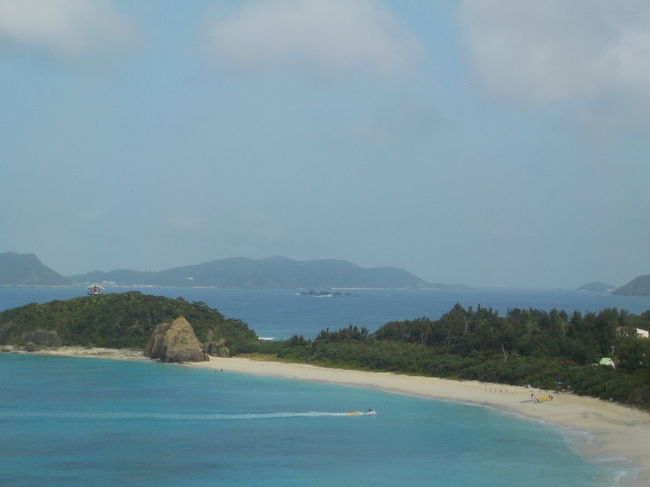 昨年の夏に、初めて訪れた渡嘉敷島。<br />ホント、綺麗なケラマブルーの海に魅せられ、今年も行ってきました。<br />昨年は日帰りでしたけど、今回は島に１泊します。<br />宿泊先は、昨年日帰りツアーでお世話になった、シーフレンドさんです。<br /><br />といっても、予約をしたのは６月下旬。<br />８月の３連休、予定ないなぁって思って･･･。<br />島のホテルは、８月１１日１泊なら空いていて、船も空席があったんで急いで予約しました。<br />もちろん、飛行機もです。島のフェリーの時間を考えると、那覇で前泊をする必要があったので、２泊３日の旅となりました。<br /><br />石垣・宮古島から中国上海に向かった、台風９号の影響が思ったより大きく、島に渡る前日まで、５日間も船は欠航。<br />８月１１日は、無事に船は運航したけど、海のアクティビティは全面中止。楽しみにしていたシュノーケルは出来ず････。<br /><br />来年の旅の目標が出来ちゃいました。<br /><br />でも、美しすぎる海を満喫出来たんで、行って良かったです！