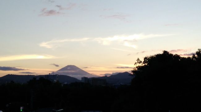 白馬岳から一週間後、日帰りで丹沢に行って来ました。<br />「山の日」の連休+お盆休みで白馬の次に南アルプスの計画があったのですがあいにく小笠原沖に「台風10号」が発生！<br />そして北上せず停滞・・・・。<br /><br />盆休みの後半にテント泊することにして丹沢に行ってみることにしました。<br />残念ながら台風の影響もあるのでしょうか？<br />雲が湧いて頂上付近は晴れ間は当然なく雨にも撃たれながらのトレッキングでした。<br /><br />後日ですが台風10号はスピードが遅いまま盆休み後半に西日本を縦断。<br /><br />その為テント泊は中止としました。<br />その為日帰りハイキングを丹沢のほかに奥多摩と高尾山と低山ハイクに計画変更。低山ハイクでも気温が高くこの時期は、ハードでした。<br /><br />ということで、このブログには丹沢のほか奥多摩と高尾も載せてしまいました。<br /><br />表紙の写真は、富士山ですが下山後「富士見の湯」からの眺めです。<br /><br />