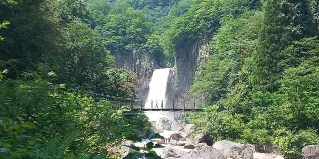 お盆今年は9連休とか。<br />でも私は10、11、12日しか休めない。<br />それがわかったのが8月で、<br />こんな一番高い時にどこに行こうか?<br />検索していると、新潟に黒い温泉アルペンブリックホテルがあるとか。<br />そこに行きたい。<br />値段もがまん出来そう。<br />2日目は沢渡温泉をチョイス。<br />沢渡温泉って知らなくて、<br />どんな所なのかしら。<br />何しろ、行ってみて、感じてみないと分からない。<br />だから行ってみましょう。<br /><br />