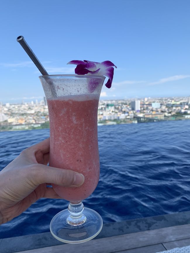 バンコクのチャオプラヤー川沿いにあるアヴァニ リバーサイド バンコク ホテルに宿泊しました。<br />ロビーが11階にあって、エレベーターを降りるとすぐにチャオプラヤー川の絶景が広がっていて、テンションマックス!<br />インフィニティプールと部屋からの景色も最高でした!<br />夜はバーからの夜景も綺麗です!<br />対岸にはアジアティークもあって、食事やショッピングも楽しめます!BTSに乗るにはサパーンタクシン駅から無料のシャトルボートが出ていますが、アジアティークへ行くときはタクシー利用が便利です。<br />朝食会場もロビー階にあって明るくて、料理も美味しかったです。<br />期待以上に満足できるホテルでした!