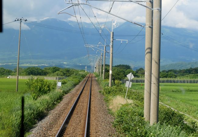 1448　酒田駅にタクシーに到着　1時間近くあるので，清川屋酒田店でソフトクリームとお土産を買う．<br />今回は本来は，レンタカーで庄内空港から秋田空港まで行くつもりだったが，クレジットカードと免許証（なくしたと思ったがあった）が無かったので，列車の旅になった．<br />そのため羽越本線　酒田から秋田まで普通列車　551Mに乗ることができた．<br />1537発　1726着だ．雲に隠れた鳥海山，海，飛島，象潟などの風景を楽しめた．ここでは仁賀保1624着までを紹介