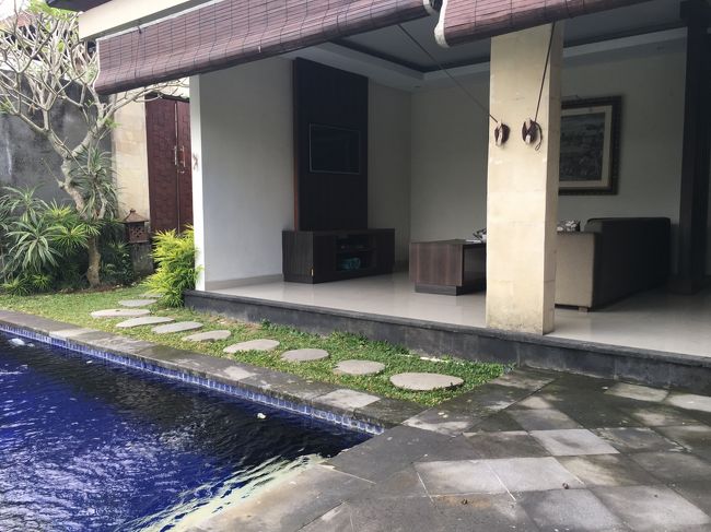 急に時間ができたので思い切って、海外一人旅をする事にしました。<br />近場で一回行った事があるバリ島に決定!<br />今回の旅はスピリチュアルをテーマに行きたいところを決めました。<br />英語も喋れないのでカーチャーターをして連れて行ってもらう事に。<br />慣れない一人旅で写真は少なめです。<br />