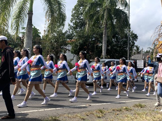 17日はインドネシア独立記念日です!<br />記念日に向けて、あちこちでイベントが開催されています。<br />ウブドのある県、ギニャール県のギニャール市でもイベントが開催されています。<br /><br />先日は女子高生による、行進パフォーマンスが行われました。ギニャールの広場から大通りをパフォーマンスしながら行進します。<br />鮮やかな衣装とメイクをして、パフォーマンスも素敵でした!<br />17日まで色々なイベントが開催されます。楽しみです。
