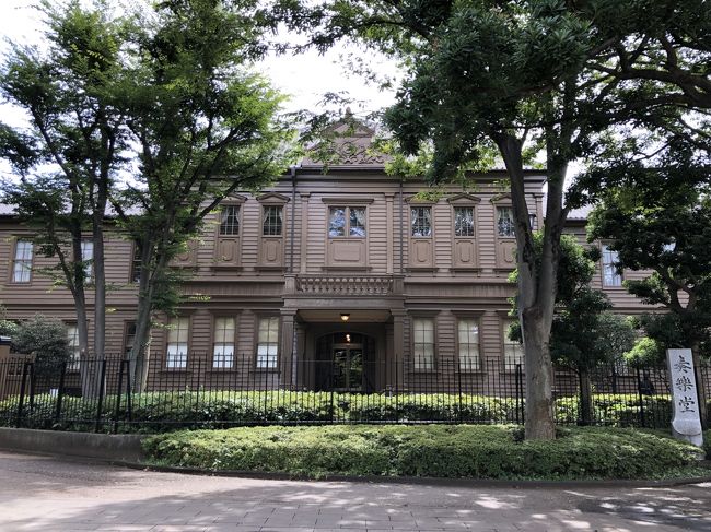 上野公園の一角にある旧東京音楽学校奏楽堂でパイプオルガンコンサートが開かれるというので、出かけて来ました。<br />木造の瀟洒な建物ですが、ここにはパイプオルガンがあるので以前から気になっていたコンサートホールです。<br /><br />近くにもう1ヶ所、東京藝術大学の奏楽堂があります。こちらは鉄筋の建物です。