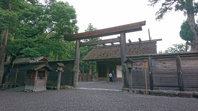 翌日は少し早起きして伊勢神宮外宮を参拝しました。観光バスもまだいない時間、ゆっくりと清々しい朝の散歩を満喫しました。その後、外宮正面にあるお店で朝がゆをいただきました。ホテルをチェックアウトして、伊勢市駅から近鉄山田線で桑名へ、JR関西本線に乗り継いで名古屋へ向かいました。名古屋から新幹線で帰京しました。