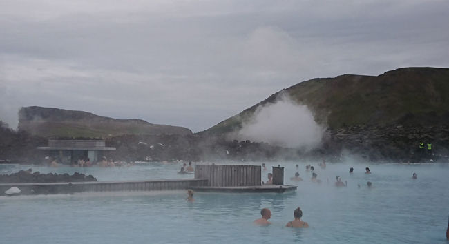 どうしても見たい絶景を見るための、十数年ぶりの一人旅の記録です。<br />海外旅行超初心者なため、とてもゆるーい日程を組みました。<br /><br />Day 01 Tokyo → Bergen<br />Day 02 Bergen → Odda<br />Day 03 Trolltunga<br />Day 04 Buarbreen<br />Day 05 Odda → Stavanger<br />Day 06 Kjeragbolten<br />Day 07 Preikestolen<br />Day 08 Stavanger → Bergen<br />Day 09 Bergen → Reykjavik<br />Day 10 South Coast<br />Day 11 Jokulsarlon Glacier Lagoon<br />Day 12 Golden Circle<br />Day 13 Snaefellsnes Peninsula<br />Day 14 Reykjavik → Bergen<br />Day 15-16 Bergen → Tokyo<br /><br />〇 航空券 Finnair、Icelandairのウェブサイトで購入<br />〇 宿泊 アイスランドでの3泊(宿泊付きツアー参加)を除き、Hotels.comで予約<br /><br /><br />今日はアイスランドへの移動日です。<br />今回の旅の主目的は、トロルの舌、シェラーグボルテン、プレーケストーレンに行くことで、あとはプラスアルファ、トロムソかロフォーテン諸島にでも行こうかと考えていました。<br />ただ、アイスランドも結構近かったかもと気づき、ベルゲン・レイキャヴィク間の飛行機代を調べたところ、USD 263。わー、やっすい! ということで急遽追加。(ただし預ける荷物がある場合、追加でUSD 94必要でしたが…^^;)<br />アイスランドも興味があったので、ここ数年、結構チェックをしていたわけで、日本からのツアーだと数十万円~100万円程度していたので、この価格で行けるなら行くしかないでしょ、と方向転換。<br />しかし、北ノルウェーとアイスランド両方入れると、あと2週間はほしいけど、一社会人としてはお休みはあと1週間が限界という状況で、今回は北ノルウェーを見送ってアイスランドに行くことにしました。<br /><br />アイスランドへの飛行機はベルゲン空港15時40分発。午前中はベルゲン観光して空港に向かいます。<br />ノルウェー、アイスランドの時差が2時間あるので、ケプラヴィーク空港着が16時05分。2時間半のフライトなんですが(笑)。