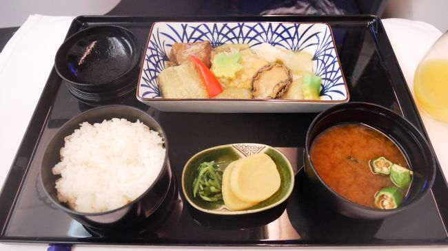 2年ぶりにANAマイルを使用してのスタアラ特典航空券東南アジア3都(バンコク、シンガポール、ジャカルタ)搭乗記です。<br />本当は北米に行きたく色々検索しましたが適当なものがなく、東南アジアで検索するとタイ国際航空とシンガポール航空のファーストクラスに乗って10万マイルを切るルート、日程が見つかったのでポチっとしました。<br />ルートは、成田-バンコク-シンガポール-ジャカルタ-バンコク-成田で、シンガポール-ジャカルタ、バンコク-成田間はファーストクラスなので搭乗前のシンガポール、バンコクのラウンジ訪問も楽しみとなりました。<br />使用マイルは88,500マイル、諸費用26,890円でした。<br /><br />では、第1区間の成田-バンコクです。ANAのスタッガードシートを初めて体験しました。<br /><br /><フライト><br />★27JUL19 SAT NH807 TOKYO(NARITA) 1700 _ 2140 BANGKOK(BKK) 09K I(C)<br />2 28JUL19 SUN TG409 BANGKOK(BKK) _1625 _ 1940 SINGAPORE 15K I(C)<br />3 29JUL19 MON SQ960 SINGAPORE ____1515 _ 1600 JAKARTA 02F O(F)<br />4 29JUL19 MON TG436 JAKARTA ______1900 _ 2230 BANGKOK(BKK) 17K I(C)<br />5 30JUL19 TUE TG676 BANGKOK(BKK) _0735 _ 1545 TOKYO(NARITA) 02A O(F)<br /><br /><ラウンジ><br />★成田空港:T1<br /> ANA LOUNGE:第4サテライト<br /> ANA LOUNGE:第5サテライト<br /> UA United Club<br />2 スワンナプーム国際空港<br /> TG ROYAL SILK LOUNGE:コンコースD<br /> TG ROYAL ORCHID SPA<br />3 チャンギ国際空港<br /> SQ SilverKris Lounge First Class Private Room:T3<br /> SQ SilverKris Lounge First Class:T2<br />- スカルノハッタ国際空港:T3<br /> Plaza Premium Lounge:訪問せず<br />4 スワンナプーム国際空港<br /> TG ROYAL FIRST LOUNGE<br /> TG ROYAL ORCHID SPA<br /><br /><ホテル><br />1 27JUL19 SAT コンラッド・バンコク<br />2 28JUL19 SUN コンラッド・センテニアル・シンガポール<br />3 29JUL19 MON ノボテルバンコクスワンナブームエアポート