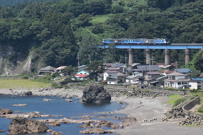 秋田県東能代と青森県川部を日本海沿いに結ぶ五能線（ごのうせん）。明治41年（1908）に一部区間が開業し、全線開通したのは昭和11年（1936）のこと。<br />昭和40年代は貨車と客車をつないだ混合列車が走り、訪れる人も少ないローカル線でした。<br /><br />しかし、今や観光列車「リゾートしらかみ」が3往復（最多期）走り、旅行会社のバスツアーコースに鉄道絶景区間の乗車体験があり、五能線は地元の生活路線と観光路線が共存した鉄道に生まれ変わっています。<br /><br />能代～岩館間は大正15年（1926）に開業。当時造られた石積みの「小入川鉄橋（こいりかわてっきょう）」が今でも現役で使われています。<br /><br />今日は五能線の絶景区間の一つ「あきた白神～岩館間」約3kmを歩き、碧い海と石積み鉄橋を走る鉄道写真にチャレンジします。<br /><br />なお、旅行記は下記資料を参考にしました。<br />・日本ジオパークネットワーク「秋田県八峰白神ジオパーク」<br />・松江の図鑑「ツリガネニンジン」<br />・現地案内板「八峰白神ジオパーク、小入川地区」<br />・ウイキペディア「五能線」「米代川」「リゾートしらかみ」<br />