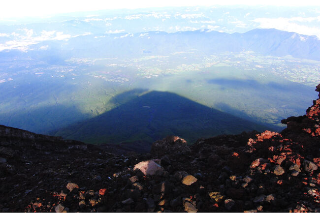 2012年8月にバスツアーを利用して御来光を拝みに富士山に登ったときのお話。途中、山小屋で一泊。果たして、御来光は拝めたのか。