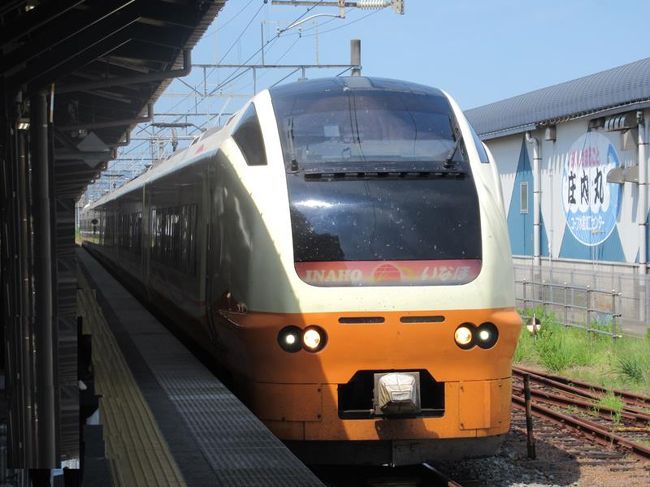 山形県の鶴岡を後にして秋田へと向かう特急いなほ号グリーン車の旅です。<br />足元が広々で、前後の座席の間に間仕切りのあるプライベート感のある快適な座席でした。<br />特急いなほ号は羽越本線を日本海沿いに北上するので時折海が見えたり山が見えたり川が見えたりと風光明媚な車窓を楽しませてくれました。
