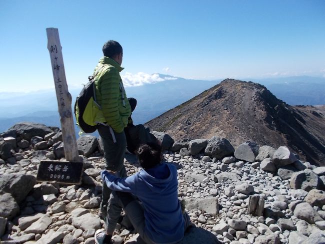 ＪＲ秋の乗り放題パスを利用して乗鞍岳（3026ｍ）の紅葉を見に行きました。高山市内に前夜泊して朝の始発のバスで乗鞍岳（畳平）へ。以前、膝痛が今よりひどかった頃来た時に行けなかった山頂を踏めたうえに、砂浴びをしている雷鳥も見ることができたのは良かったのですが、残念ながら一番の目的だった紅葉はほぼ終わっていました。下山後は、その日のうちに岐阜まで移動して駅前のビジネスホテルに泊まり、翌日、レンタサイクルで岐阜市内を午前中ちょっと観光してから帰りました。