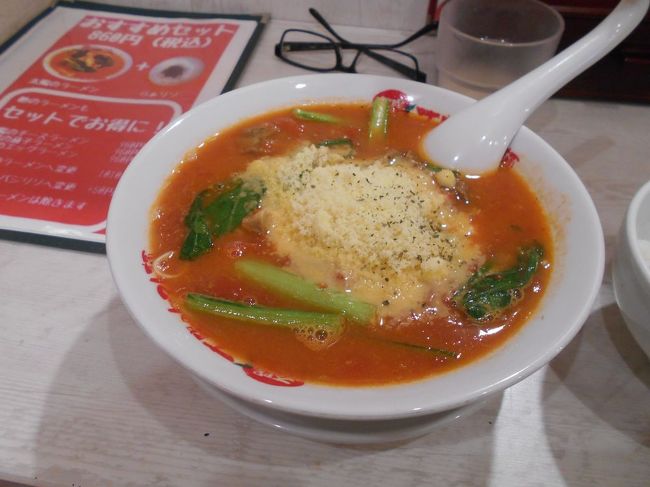 B級ご当地グルメでも郷土料理でもありませんが、<br />地域の皆さんから愛される名物店の食レポシリーズです。<br />今回は、東京都の「よもだそば&ペリカンのロールパン&太陽のトマト麺&ら・ポリタン&幸寿司びっくり丼」をご紹介します。<br /><br />★“ベタ”な名物店めぐり&ローカルフードシリーズ<br /><br />イカ羊羹&ラッキーピエロのハンバーガー&ハセガワストアのやきとり弁当(北海道)<br />https://4travel.jp/travelogue/11473075<br />えびそば&鶏の半身揚げ&ぎょうざカレー&ソフトカツゲン&中華まんじゅう&ガラナ&べこ餅&やきそば弁当&ホンコン焼きそば&ダブルラーメン&ラブラブサンド<br />「一幻&小樽ニューなると&みよしの」(北海道)<br />https://4travel.jp/travelogue/11387500<br />まぐろが山盛り 「鶴亀屋食堂」(青森)<br />http://4travel.jp/travelogue/10922752<br />コッペパンの有名店「福田パン」(岩手)<br />https://4travel.jp/travelogue/11403902<br />高さ25cmのソフトクリーム「マルカンデパート大食堂」(岩手)<br />http://4travel.jp/travelogue/11095301<br />ほそやのサンド&半田屋&がんづき&ひょうたん揚げ&ずんだシェイク(宮城)<br />https://4travel.jp/travelogue/11512523<br />さんまの形のたい焼き 「さんまnaたい焼き」(宮城)<br />http://4travel.jp/travelogue/10874248<br />仙台限定メニュー 「天下一品明石台店&まるまつ大和店」(宮城)<br />http://4travel.jp/travelogue/11248634<br />さいちのおはぎ&日本一のナポリタン「さいち&Cafe HACHI」(宮城)<br />https://4travel.jp/travelogue/11346554<br />フラミンゴを見ながらカニピラフ&ラジウムたまご&酪王カフェオレ&ざくざく&ままどおる 「シーフードレストラン メヒコ 郡山フラミンゴ館」(福島)<br />https://4travel.jp/travelogue/11461096<br />にんにく・たまご入りラーメン&みそ煮込みうどん「にんたまラーメン&ばんどう太郎」(茨城)<br />https://4travel.jp/travelogue/11465076<br />天然かき氷 「松月氷室」(栃木)<br />http://4travel.jp/traveler/satorumo/album/10818606/<br />中華丼と固焼きそばの合盛り 「阿Q 西那須野店」(栃木)<br />http://4travel.jp/travelogue/11093935 <br />高崎パスタ&鳥めし 「シャンゴ&登利平」(群馬) <br />https://4travel.jp/travelogue/11468975<br />超太うどん&ピザ食べ放題&デカ盛りアイスティー「大木うどん<br />&ピッツァリア馬車道&珈琲茶館OB」(埼玉)<br />https://4travel.jp/travelogue/11350599<br />元巨人投手の店 「讃岐うどん 條辺」(埼玉)<br />http://4travel.jp/travelogue/10860967<br />ジャンボカレートースト&とり弁当&コッペパン「呂久呂&としまや<br />&カワシマパン」(千葉)<br />https://4travel.jp/travelogue/11466160<br />巨大唐揚げそば「弥生軒」(千葉)<br />http://4travel.jp/travelogue/11252498<br />よもだそば&ロールパン&太陽のトマト麺&ら・ポリタン&びっくり丼<br />「よもだそば&ペリカン&太陽のトマト麺&タンメンダイチョー&幸寿司」(東京)<br />https://4travel.jp/travelogue/11528533<br />ハチクマライス&丸産水産のおでん「神田鐡道倶楽部&丸健水産」(東京)<br />https://4travel.jp/travelogue/11384927<br />大判ちゃーしゅーめん&あやしいスペイン料理&富士山盛り&赤富士そば<br />「たけ虎&つるかめ食堂&名代富士そば」(東京)<br />https://4travel.jp/travelogue/11351113<br />ポットパイのつけ麺「UMA TSUKEMEN」(東京)<br />https://4travel.jp/travelogue/11349382<br />納豆食べ放題&つばめ風ハンブルグステーキ&カレーうどん <br />「納豆工房せんだい屋&つばめグリル&中川屋カレーうどん」(東京)<br />https://4travel.jp/travelogue/11344872<br />からし焼き 「とん八」(東京)<br />http://4travel.jp/traveler/satorumo/album/10766409<br />刺身食べ放題 「たいこ茶屋」(東京)<br />http://4travel.jp/travelogue/10937323<br />鉄道ファンの聖地「ナイアガラ」(東京)<br />http://4travel.jp/traveler/satorumo/album/10697557/<br />http://4travel.jp/travelogue/10971520<br />神田一安い居酒ヤ「とうきょう」(東京)<br />http://4travel.jp/travelogue/11053874<br />韓国風たいやき 「上野たいやき」(東京)<br />http://4travel.jp/traveler/satorumo/album/10765367<br />巨大グラパンの店 「デン」(東京)<br />http://4travel.jp/travelogue/11197648<br />カレートーストの店 「若生」(東京)<br />http://4travel.jp/travelogue/11198589<br />ホッピー通りでもつ煮込み 「鈴芳」(東京)<br />http://4travel.jp/travelogue/11201850<br />麦とろバイキング 「浅草むぎとろ 本店」(東京)<br />http://4travel.jp/travelogue/11206114<br />明太子食べ放題 「やまや 御茶ノ水ワテラス店」(東京)<br />http://4travel.jp/travelogue/11219966<br />鰹節問屋が営むそば屋「そばよし」(東京)<br />http://4travel.jp/travelogue/11234765<br />カンガルーカレー&ラーメン食べ放題「火星カレー&拉麺ビュフェBUTA」(東京)<br />http://4travel.jp/travelogue/11253515<br />豆茶定食&品川めし&円盤焼きそば 「お多幸&品川区役所食堂&梅蘭」(東京)<br />https://4travel.jp/travelogue/11298535<br />ちゃポリタン&フレンチトースト&100円で唐揚げ食べ放題「かっちぇる&ワンモア&有鳥天酒場」(東京)<br />https://4travel.jp/travelogue/11310031<br />刺身が山盛り 「竹家食堂・ねぎとろ番長」(神奈川)<br />http://4travel.jp/traveler/satorumo/album/10695013/<br />刺身が山盛り 「もみじや・おまかせ定食」(神奈川)<br />http://4travel.jp/traveler/satorumo/album/10574700/ <br />バスターミナルのカレーライス&サラダホープ(新潟)<br />https://4travel.jp/travelogue/11467764<br />とん汁ラーメン 「松茶屋」(新潟)<br />http://4travel.jp/travelogue/11003004<br />あっぷるぐりむのハンバーグ&栗ようかん&ビタミンちくわ&牛乳パン&ホモソーセージ(長野)<br />https://4travel.jp/travelogue/11472665<br />かき揚げそば&チーズそば&げんこつハンバーグ&くずシャリ&うなぎボーン&こっこ&うなぎパイ 「スマル亭&富士見そば&さわやか」(静岡)<br />https://4travel.jp/travelogue/11392173 <br />深海魚バーガー&のっぽパン 「沼津バーガー」(静岡)<br />https://4travel.jp/travelogue/11496435<br />かつ皿 「金時」(静岡)<br />http://4travel.jp/travelogue/10949614<br />鬼まんじゅう&世界一黄色いカレーうどん&スガキヤラーメン 「山田餅本店&サンビーノ&スガキヤ」(愛知)<br />https://4travel.jp/travelogue/11495762<br />北京飯 「北京本店」(愛知)<br />http://4travel.jp/travelogue/10995270<br />玉子とじラーメン 「萬珍軒」(愛知)<br />http://4travel.jp/travelogue/10943732<br />志津屋カルネ&たわらやうどん&衣笠丼&出町ふたばの豆餅&<br />バイキング上賀茂&すーてき丼(京都)<br />https://4travel.jp/travelogue/11501503<br />何にでもチャーハンをセットできる「チャーミングチャーハン」(京都)<br />http://4travel.jp/travelogue/11236448<br />京都人はこってりが好き!? 「天下一品総本店&王将1号店」(京都)<br />http://4travel.jp/travelogue/11247366<br />蟹飯麺 「安安」(京都)<br />http://4travel.jp/travelogue/10998575 <br />抹茶スイーツ&あぶりもち&やきもち「鶴屋吉信&かざりや&葵家」(京都)<br />https://4travel.jp/travelogue/11280385 <br />GORYOラテ&プノンペンそば&くるみ餅&ちく満のせいろ(大阪)<br />https://4travel.jp/travelogue/11508302<br />天ぷら朝定食&自由軒の名物カレー&551蓬莱のあんまん&デカ盛りモーニング&いか焼き<br />「大吉&自由軒&551蓬莱&喫茶Y&阪神名物いか焼き」(大阪)<br />https://4travel.jp/travelogue/11389518<br />ダウンタウンも通っていた 「信濃そば」(大阪)<br />http://4travel.jp/traveler/satorumo/album/10544646/<br />幻の関大プリン 「ダイニングホール・ディノア」(大阪)<br />http://4travel.jp/travelogue/11232977<br />海鮮居酒屋「とっつあん系おかあちゃん」(大阪)<br />https://4travel.jp/travelogue/11400045<br />ぼっかけうどん&ぼっかけまぜそば&あん食(兵庫)<br />https://4travel.jp/travelogue/11510654<br />巾着きつね&天理スタミナラーメン(奈良)<br />https://4travel.jp/travelogue/11506738<br />しらす丼&わさびスープ&天かけラーメン「満幸商店&グリーンコーナー」(和歌山)<br />https://4travel.jp/travelogue/11504360<br />スタバもすなばもあります 「すなば珈琲」(鳥取)<br />http://4travel.jp/travelogue/11124525/<br />「チキンナンバン&ぼうしパン&アイスクリン&芋けんぴ&ミレービスケット&竹ちくわ」(高知&徳島)<br />https://4travel.jp/travelogue/11397168<br />揚げたての天ぷら定食&肉やきめし「天麩羅処ひらお&娘娘」(福岡)<br />https://4travel.jp/travelogue/11307816<br />丸天がうまい 「小倉駅ホームの立ち食いうどん」(福岡)<br />http://4travel.jp/traveler/satorumo/album/10474232/<br />“だぢづでど”が“らりるれろ”に 「かろのうろん」(福岡)<br />http://4travel.jp/traveler/satorumo/album/10476120/
