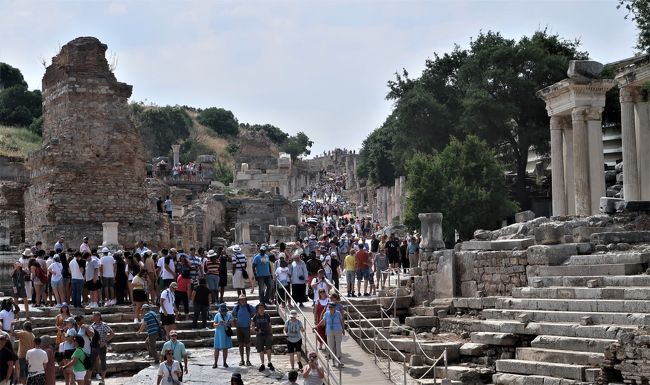 　トルコのギリシャ・ローマ遺跡のハイライト、エフェソス遺跡と、その近傍のセルチュクを探索します。<br />　エフェソス：BC7世紀にギリシャ人が進出してから、AD8世紀にビザンティン帝国が放棄するまで、小アジアの中心都市として繁栄しました。地中海世界全体でも、フォロ・ローマ、ポンペイに次ぐ古代遺跡と言えるかもしれません。日本を含む世界中からツアーが押し寄せ、人であふれています。今までのトルコの遺跡では数人から数十人の見学者しかいませんでしたが、ここでは、1000人を超える人込みに巻き込まれました。BCには、ギリシャ神殿最大の規模を誇るアルテミス神殿に信者が集まり；聖母マリアと使徒ヨハネがキリスト処刑後この地で過ごしたので、ADには、ーアルテミス神殿の材料を活用したーヨハネ教会とマリア教会に信者を集めました。<br /><br />