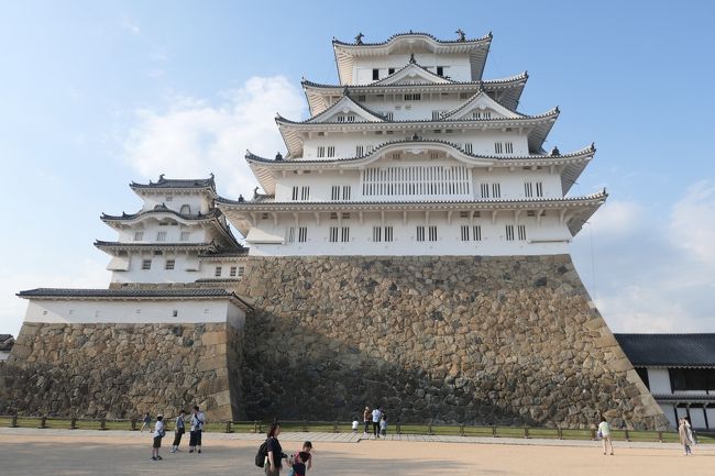 ホテルに車を止めた後すぐに姫路城に向かいました。単に今まで行ったことがない県に行ってみようと企画した旅行ですが、お城巡りの旅になってしまいました。