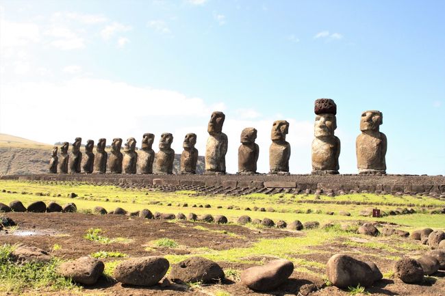 この島には、数えきれないくらいのモアイ達がいるようです。<br />でも現実的に、その全員に会うのは難しそう(^^;<br />とりあえずメジャーどころのモアイさんに会い、<br />主な観光スポットには行ってみたいので<br />レンタカーを借りて島内をドライブすることにしました。<br /><br />果たして、どれだけのモアイさん達に会えるのでしょうか。<br /><br />