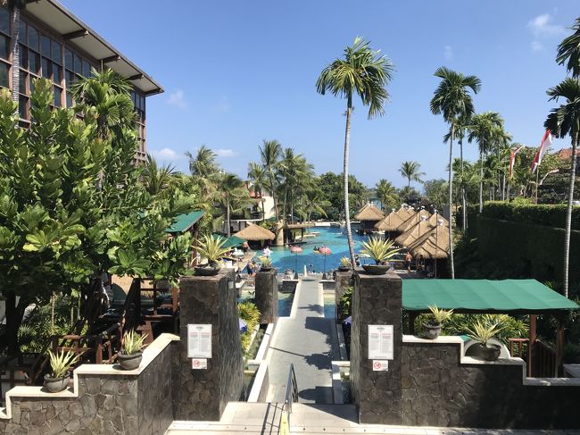 恒例となりつつある、夏の東南アジア旅行。<br />夫、長男(小1)、次男(2歳)と行ってきました。<br /><br />シンガポールを経由してバリに到着です。<br />私にとって初めてのインドネシア。<br />初南半球。<br />そして記念すべき訪問20か国目。<br /><br />バリでは、クタ→サヌール→ウブドとそれぞれ2泊しました。<br />クタではハードロックホテル・バリに滞在。<br />そして活動エリアはほぼホテルのプールのみ。<br /><br />☆2日目<br />チャンギ→ングラライ(19:05)<br /><br />☆3日目<br />ホテルでプール三昧<br />Dulung cafe<br />フィッパー<br />マタハリデパート<br /><br />☆4日目<br />チェックアウト(11:30)ギリギリまでプール<br />