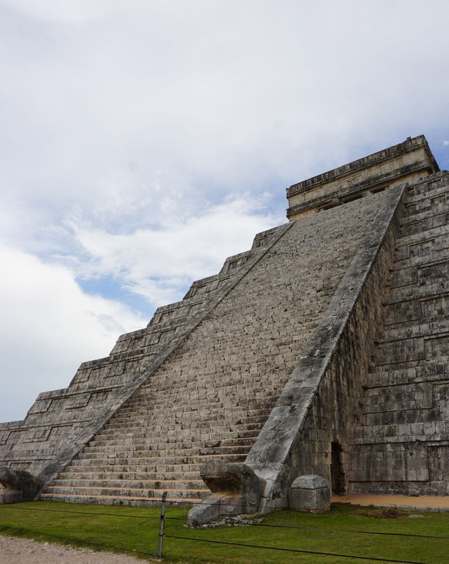 メキシコには、過去にロサンゼルス出発のメキシカン・クルーズで2度訪れ、メキシコの明るい雰囲気が気に入り、次はカリブ海クルーズとマヤ遺跡を見学しに行きたいと常々思っていた。<br /><br />メキシコシティまで、アエロメヒコ航空の直行便で13時間30分。<br />そしてそこからカンクンまで3時間半の長旅だ。しかも予算の関係上、エコノミークラス。エコノミーでのロングフライトは少々辛い。<br /><br />だが、ホテルはカンクンで1，2を争うハイアット・ジラーラのオールインクルーシブで、18歳以上限定。大人のリゾートだ。<br />ホテルライフを楽しみつつ、水中での光のカーテンのグラン・セノーテでのシュノーケリングとマヤ遺跡見学も楽しみだ。<br /><br />□2019年6月27日<br />成田発14:25ーメキシコシティ着12:55 　アエロメヒコ航空 AM57 　<br />メキシコシティ発15:35ーカンクン着18:05　アエロメヒコ航空　AM581<br />エコノミークラス　　　　　<br />ハイアット・ジラーラ・カンクン泊（オールインクルーシブ）<br /><br />□2019年6月28日<br />ハイアット・ジラーラ・カンクン泊<br /><br />■2019年6月29日<br />グラン・セノーテとマヤ遺跡/チチェンイッツァ観光<br />ハイアット・ジラーラ・カンクン泊<br /><br />□2019年6月30日<br />買い物など。午後5時にホテルを出発空港へ<br />カンクンの空港で、メキシコシティから成田までの便が9時間のディレイと知る！<br /><br />□2019年7月1日<br />□2019年7月2日<br />成田着<br />