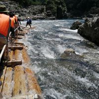 飛び地の北山村で観光筏下り