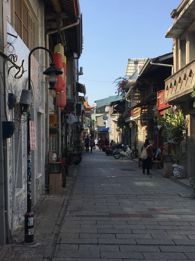 台北も3回目の家族旅行になったので、今回はホテルは台北にとって、台北からの日帰り旅行を試みました。<br />2歳児含め家族3人の旅行です。ちなみに、息子も基本は一緒に歩きましたが、疲れてきたり、人混みの中などは、抱っこしました。歩き7:抱っこ3くらいだったかな。抱っこひもに入るにはすでに大きすぎ、素手での抱っこでした。<br />なので、完全に自由に大人の行きたいところに行くというわけにはいきませんが、可能な範囲でやってみました。<br /><br />3泊4日のうち、2日目は新竹、内湾、3日目は台南に日帰り旅行。夜には台北に戻り、夜市などで食事しました。<br /><br />②は3日目、4日目です。<br />3日目は、台南に新幹線で。台南に行くなら、本当なら高雄あたりにホテルを取って、空路も高雄往復にすれば良いのですが、高雄往復の飛行機が2歳児連れでも無理なく行けそうな時間のものがなかったので、このような形になりました。<br />台南では観光もそこそこで、ほぼ食べて終わったような感じでした。<br />4日目は、朝市で食事をし、帰国。