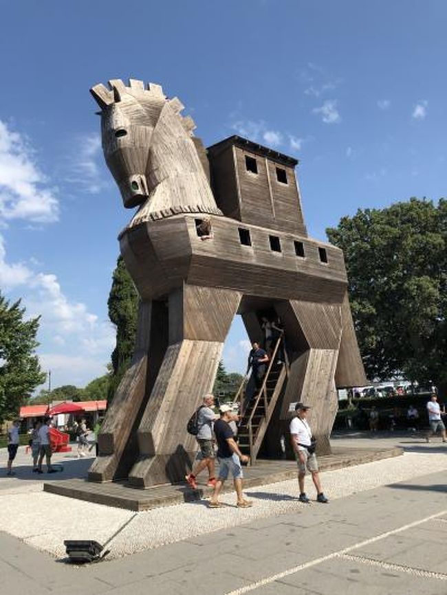 はじめてのトルコ旅行4日目<br />いよいよイスタンブールを離れます。<br />ここからトルコ国内西半分を左回りで周遊します。<br /><br />-----------------------------------------------------------------------------<br />トルコこれまでの旅行記<br /><br />大人な旅トルコ周遊9日間① 出発編(1日目)<br /> https://4travel.jp/travelogue/11521781<br /><br />大人な旅トルコ周遊9日間② イスタンブール編(2日目)<br /> https://4travel.jp/travelogue/11521765<br /><br />大人な旅トルコ周遊9日間③ イスタンブール編(2日目)<br /> https://4travel.jp/travelogue/11521844<br /><br />大人な旅トルコ周遊9日間④ イスタンブール編(2日目)<br /> https://4travel.jp/travelogue/11523124<br /><br />大人な旅トルコ周遊9日間⑤ イスタンブール編(3日目)<br /> https://4travel.jp/travelogue/11523147<br /><br />大人な旅トルコ周遊9日間⑥ イスタンブール編(3日目)<br /> https://4travel.jp/travelogue/11524544<br /><br />大人な旅トルコ周遊9日間⑦ イスタンブール編(3日目)<br /> https://4travel.jp/travelogue/11525239<br /><br />大人な旅トルコ周遊9日間⑧ イスタンブール編(3日目)<br /> https://4travel.jp/travelogue/11528997<br /><br />大人な旅トルコ周遊9日間⑨ トロイ編(4日目)<br /> https://4travel.jp/travelogue/11529386<br /><br />大人な旅トルコ周遊9日間⑩ トロイ編(4日目)<br /> https://4travel.jp/travelogue/11530085<br /><br />大人な旅トルコ周遊9日間⑪ エフェソス編(5日目)<br /> https://4travel.jp/travelogue/11531587<br /><br />大人な旅トルコ周遊9日間⑫ エフェソス・パムッカレ編(5日目)<br /> https://4travel.jp/travelogue/11532390<br /><br />大人な旅トルコ周遊9日間⑬ パムッカレ編(5日目)<br /> https://4travel.jp/travelogue/11532791<br /><br />大人な旅トルコ周遊9日間⑭ コンヤ編(6日目)<br /> https://4travel.jp/travelogue/11532811<br /><br />大人な旅トルコ周遊9日間⑮ カッパドキア編(6日目)<br /> https://4travel.jp/travelogue/11534155<br /><br />大人な旅トルコ周遊9日間⑯ カッパドキア編(7日目)<br /> https://4travel.jp/travelogue/11534989<br /><br />大人な旅トルコ周遊9日間⑰ カッパドキア編(7日目)<br /> https://4travel.jp/travelogue/11534969<br /><br />大人な旅トルコ周遊9日間⑱ カッパドキア編(7日目)<br /> https://4travel.jp/travelogue/11537189<br /><br />大人な旅トルコ周遊9日間⑲ アンカラ編(8日目)<br /> https://4travel.jp/travelogue/11537232<br /><br />大人な旅トルコ周遊9日間⑳ 帰国編(8~9日目)<br /> https://4travel.jp/travelogue/11537588<br /><br />大人な旅トルコ周遊9日間 お買い物編<br /> https://4travel.jp/travelogue/11528976<br /><br />大人な旅トルコ周遊9日間 ホテル編<br /> https://4travel.jp/travelogue/11528968<br />-----------------------------------------------------------------------------