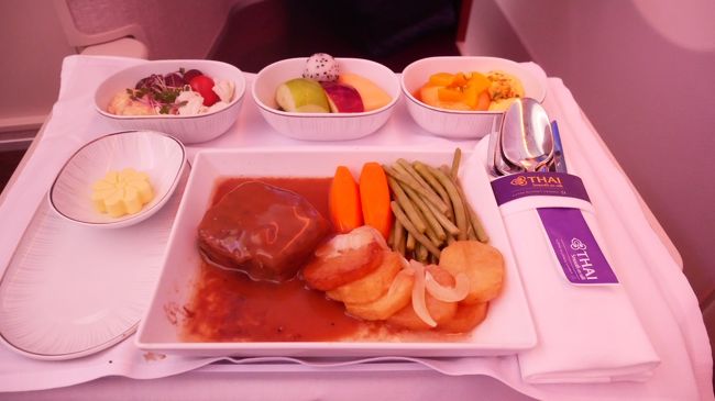 2年ぶりにANAマイルを使用してのスタアラ特典航空券東南アジア3都(バンコク、シンガポール、ジャカルタ)搭乗記です。<br />ルートは、成田-バンコク-シンガポール-ジャカルタ-バンコク-成田で、シンガポール-ジャカルタ、バンコク-成田間はファーストクラスなので搭乗前のシンガポール、バンコクのラウンジ訪問も楽しみとなりました。<br /><br />では、第2区間のバンコク-シンガポールです。THAのA359搭乗です。<br /><br /><フライト><br />1 27JUL19 SAT NH807 TOKYO(NARITA) 1700 _ 2140 BANGKOK(BKK) 09K I(C)<br />★28JUL19 SUN TG409 BANGKOK(BKK) _1625 _ 1940 SINGAPORE 15K I(C)<br />3 29JUL19 MON SQ960 SINGAPORE ____1515 _ 1600 JAKARTA 02F O(F)<br />4 29JUL19 MON TG436 JAKARTA ______1900 _ 2230 BANGKOK(BKK) 17K I(C)<br />5 30JUL19 TUE TG676 BANGKOK(BKK) _0735 _ 1545 TOKYO(NARITA) 02A O(F)<br /><br /><ラウンジ><br />1 成田空港:T1<br /> ANA LOUNGE:第4サテライト<br /> ANA LOUNGE:第5サテライト<br /> UA United Club<br />★スワンナプーム国際空港<br /> TG ROYAL SILK LOUNGE:コンコースD<br /> TG ROYAL ORCHID SPA<br />3 チャンギ国際空港<br /> SQ SilverKris Lounge First Class Private Room:T3<br /> SQ SilverKris Lounge First Class:T2<br />- スカルノハッタ国際空港:T3<br /> Plaza Premium Lounge:訪問せず<br />4 スワンナプーム国際空港<br /> TG ROYAL FIRST LOUNGE<br /> TG ROYAL ORCHID SPA<br /><br /><ホテル><br />1 27JUL19 SAT コンラッド・バンコク<br />2 28JUL19 SUN コンラッド・センテニアル・シンガポール<br />3 29JUL19 MON ノボテルバンコクスワンナブームエアポート<br />