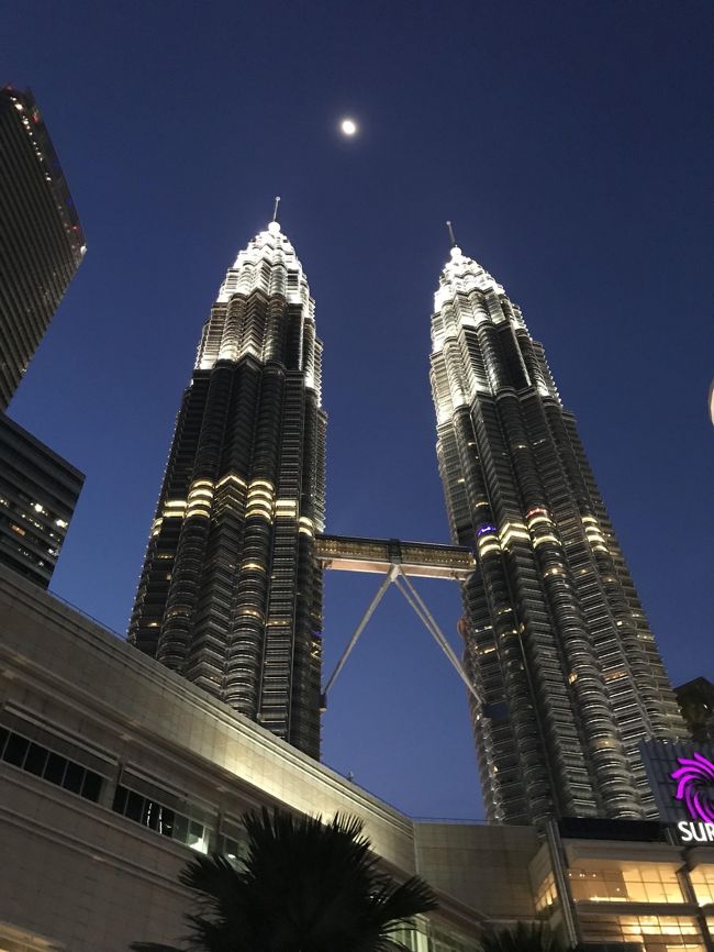 GW明け以前雑誌で見たピンクモスクとブルーモスクが忘れられず念願のマレーシア旅行を決行!<br />もちろん一人旅です。<br /><br />今回の旅の目的は、<br />①パドゥ洞窟を見学<br />②ピンクモスクとブルーモスクを見学<br />③マラッカへ1day trip<br />④ペトロナス・ツインタワーやKLタワーなど楽しむ<br />⑤マレー料理やホテルを満喫<br /><br />5/7 KIX 22:00→ KUL 3:45+1 air asia<br />5/12 KUL 22:10→ KIX 5:40+1 malaysia airline<br /><br />ホテル:5/8-5/9 Park Royal Kuala Lumpur<br /> 5/10 Holiday-inn Malacca<br /> 5/11 Element Kuala Lumpur by westin