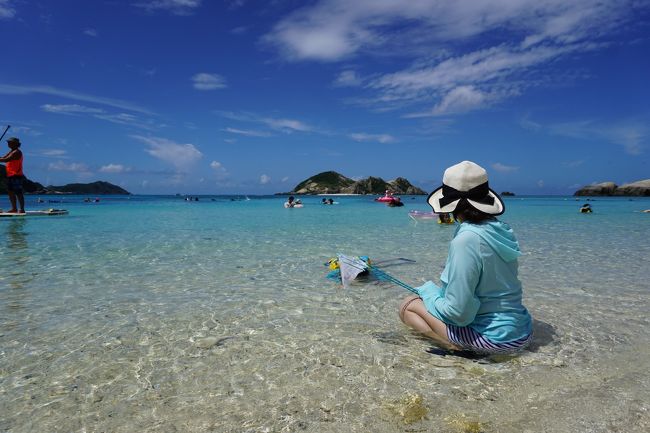 今年も家族旅行の時期がやってきた。今年から小学生となった長男がいるため、昨年までのように、仕事の都合だけで旅行日程を決めることはできない。はじめは、まだ未開の地、シンガポールという案も出たが、「やっぱり海でしょー」ということで却下・・・<br />海となれば、グアムか沖縄か、の2択となる我が家。ただ、小学校の夏休みはグアムの雨期真っ盛り。んじゃ、沖縄じゃない?ということで2年ぶりの沖縄に旅行先は決定。<br />沖縄では、自分がいくつか行きたい離島のうち、那覇から近い渡嘉敷島と、以前にも泊まって好評を得た瀬長島ホテルステイをチョイス。それでは、4泊5日の沖縄旅行(前編)に出発進行ーーー