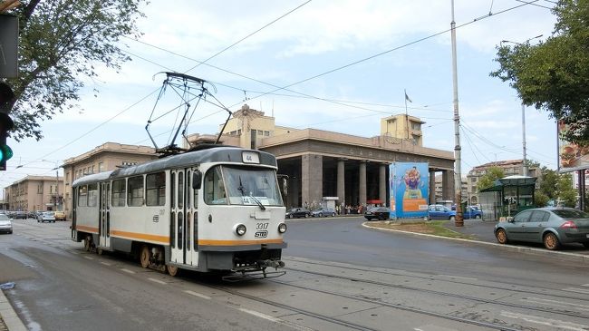 夏の東欧Vol.2は、ルーマニアのブカレスト半日観光とモルドバへの寝台列車。メインは寝台列車で、観光はおまけのようなものです。<br /><br />・・・・・・・・・・・・・・・・・・・・・・・・・・・・・・・・・<br />山の日3連休はヨーロッパへ。<br />ブダペスト往復チケットを早々と予約したものの、何故にブダペストかと自問自答するほど意味のない行先で、旅の趣旨から言えば、先に目的地、次にフライトとなるのが通常なんだろうけど・・逆でした。<br />しかし、夏の最盛期にそこそこのお値段で予約できたチケットは有効活用しないと。<br /><br />今回は、学生時代のYH旅仲間先輩のS氏も同行します。<br />一緒に行きたいと言われて、悩んだのがチケット手配。5月にソウルへ一緒に行ってもらい、ソウル発券で日欧間は同行程で手配、トータル考えると日本での発券とあまり変わらなくなってしまったかもしれませんが、それでもソウルへ行けることを考えればメリットあったかしら。<br /><br />ヨーロッパ内のルートはブダペストINとOUTの日程は決められている中で、なるべく鉄道乗りたい、を主眼に観光二の次で決めたスケジュール。そのうちに・・と思っているうちに、出発日が近づいてしまい、慌てて手配したのが7月下旬。<br /><br />鉄道ばかり<br />では、先輩にも申し訳ないし、なんとか二人で納得してできたルートで出発します。タイトルは鉄旅になっていますけど、どっぷり鉄道乗りっぱなしではありません。<br /><br />ちなみに、あきらめたのは<br />・ブダペスト－ブカレスト間寝台列車移動<br />　8/7日本出発から3夜連続の機車中泊になってしまい、S氏辛いかも。それに、ブダペストの夜景見たいというS氏の要望もあり、この区間はエア移動。<br />・オデッサ－キエフ間寝台列車移動<br />　オデッサでは宿泊せずに、寝台でキエフへ移動することを考えていたところ、日曜夜は2週間前では満席で予約できず、宿泊して翌朝のICに変更。これは、ウクライナの誇るインターシティに乗れてよかったかも。<br /><br />■スケジュール<br />8/07水　深夜羽田へ<br />8/08木　羽田－ロンドン－ブダペスト　ブダペスト観光　（泊）<br />8/09金　ブダペスト－ブカレスト　ブカレスト観光　～（車中泊）<br />8/10土　～キシナウ　キシナウ観光　（泊）<br />8/11日　キシナウ～オデッサ　オデッサ観光　（泊）<br />8/12月　オデッサ～キエフ　キエフ観光　（泊）<br />8/13火　キエフ－ブダペスト－ヘルシンキ－（機中泊）<br />8/14水　－成田<br />～＝鉄道　－＝航空機<br /><br />■フライト<br />8/08 JL0041 HND0155 LHR0625<br />8/08 JL6547(BA866) LHR0850 BUD1220<br />8/09 RO232 BUD0855 OTP1110<br />8/14 PS813 KBP0925 BUD1010<br />8/14 JL6858(AY1252) BUD1140 HEL1500<br />8/14 JL0414 HEL1725 NRT0855+1<br />OTP=Bucharest Henri Coanda International Airport<br />KBP=Kyiv Boryspil International Airport<br /><br />■航空券<br />JL区間　BNE/SYD/TYO/LON/BUD/HEL/TYO/SYD/BNE<br />第3～6区間を使用　運賃1,936AUD＋TAX<br /><br />RO区間　Trip.comで購入<br />運賃12,280JPY＋Tax＝13,650JPY<br /><br />PS区間　ウクライナ航空ホームページで購入<br />運賃2,195UAH＋Tax＝2,765UAH＝11,850JPY<br />座席指定　14.57USD＝1,573JPY<br /><br />■鉄道<br />8/09　ブカレスト－キシナウ　寝台　677.97MDL＝4,283JPY<br />8/11　キシナウ－オデッサ　1等　195MDL＝1,232JPY<br />8/12　オデッサ－キエフ　IC1等　1,211.45UAH＝5,320JPY<br />　※食事、ミネラル追加（＋129UAH）<br /><br />■ホテル（いずれも1Room）<br />8/08　ブダペスト　Budapest Marriott Hotel<br />SPGホームページで予約　62,011HUF＝23,403JPY<br />8/10　キシナウ　Chisinau Hotel<br />　Booking.comで予約　819MDL＝5,147JPY<br />8/11　オデッサ　Good Night Hotel<br />　Trip.comで予約　1,450UAH＝6,277JPY<br />8/12　キエフ　Ukraine Hotel<br />　Booking.comで予約　2,012.26UAH＝8,667JPY<br />