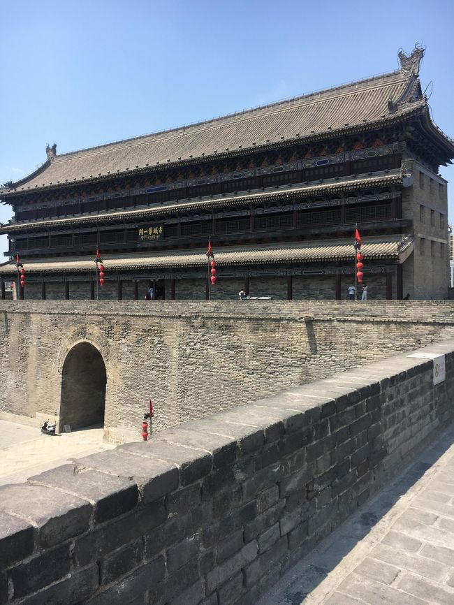 憧れのシルクロードの最東端、中華人民共和国陝西省西安へ行ってきました。<br />今回の旅は事前に旅程をほとんど立てず、ぶっつけ本番で行ってしまい、<br />散々な目にあった部分もありましたが、中国の雄大な自然と重厚な歴史に触れることができた素晴らしい旅行でした。<br /><br /><br /><br />※編集中