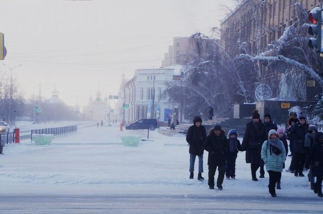 冬のモンゴル・シベリアへの旅行記7では、ヤクーツク滞在中に町歩きをします。ここはシベリア・サハ共和国の陸の孤島にある世界一寒い都市、真冬にはマイナス50度に達する厳寒地です。世界で最も寒い都市でその寒さを実際に体験してみます。ここでは普通では考えられない様な珍しい物や寒さゆえの珍しい出来事に溢れています。また、サハ共和国はロシアの一部でありながら、サハ人(ロシア語ではヤクート人)というアジア系の民族が中心となっている地域です。シベリアの先住民族の文化を垣間見ることができます。そしてシベリアと言えば、マンモスでしょう。ヤクーツクは観光地としてはあまり知られていませんが、見どころは沢山ありそうです。