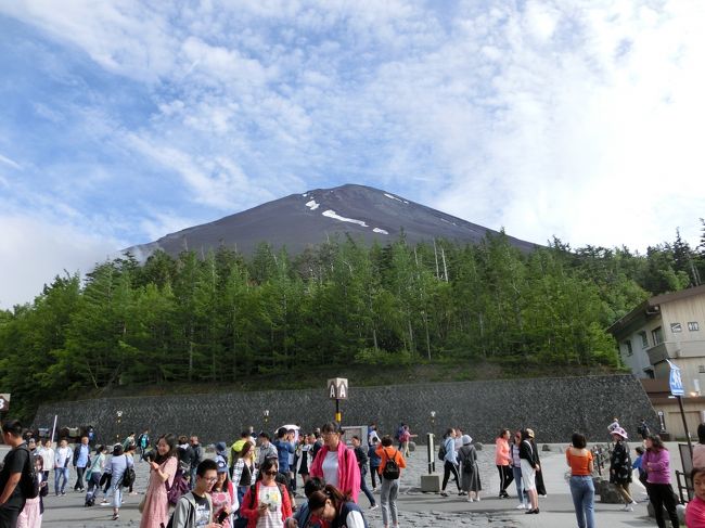 山梨勝沼のもも狩りと、富士山5合目への盛りだくさんのバスツアーです。