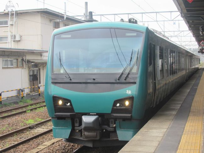 リゾートしらかみ号は秋田駅から青森駅までを結ぶリゾート列車です。<br />日本海沿いを通る五能線を経由するので風光明媚な車窓を楽しむことができます。<br />車内には、イベントスペースや展望スペース、売店、セミコンパートメント席などもある楽しい列車です。<br /><br />今回の旅では、秋田からリゾートしらかみ１号に乗車して弘前で降り、次の日に同じくリゾートしらかみ１号に弘前から青森まで乗りました。<br />写真の枚数が多いので記事を分けて掲載させていただきます。<br /><br />（その１）では、秋田から能代までをレポートします。<br />偶然取れたのがセミコンパートメント席でしたのであわせて車内の様子もご紹介します。<br />能代駅では長めの停車時間に多くの乗客がホームに降りて弁当を買い求めたりバスケットゴールにシュートをして楽しんだり。<br />